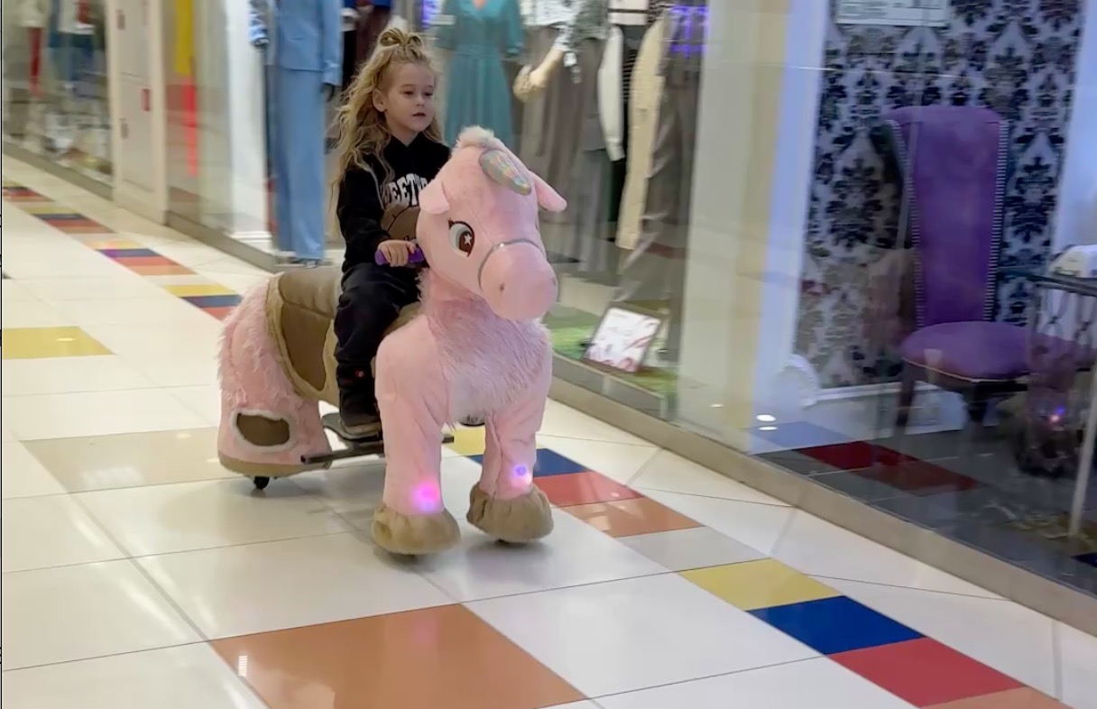 Электропони PonyCars в торговом центре